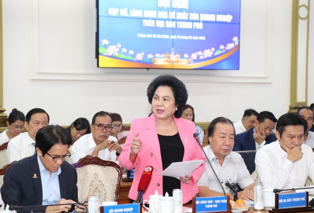 Bí thư TPHCM xem mình là thủ môn, đội ngũ doanh nhân là hàng tiền đạo - Ảnh 2. Bí thư TPHCM xem mình là thủ môn, đội ngũ doanh nhân là hàng tiền đạo - Ảnh 2.