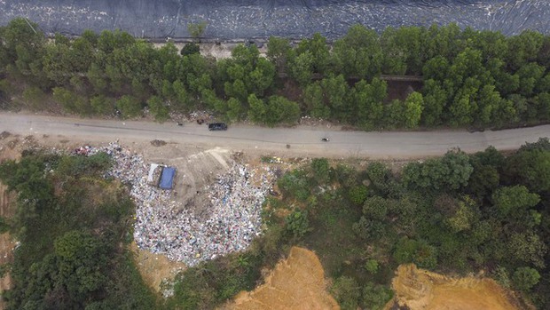  Hà Nội: Người dân dựng lán, chặn xe vào bãi rác Xuân Sơn khiến hàng nghìn tấn rác ùn ứ - Ảnh 9.