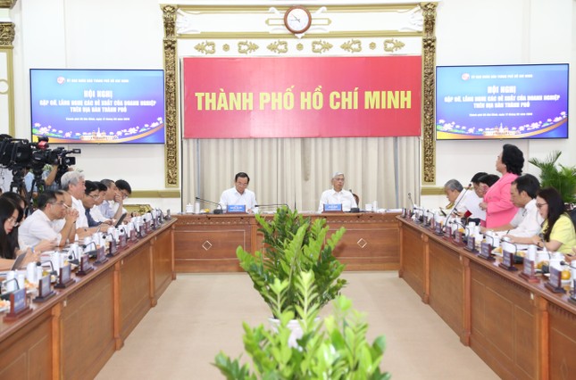 Bí thư TPHCM xem mình là thủ môn, đội ngũ doanh nhân là hàng tiền đạo - Ảnh 1. Bí thư TPHCM xem mình là thủ môn, đội ngũ doanh nhân là hàng tiền đạo - Ảnh 1.