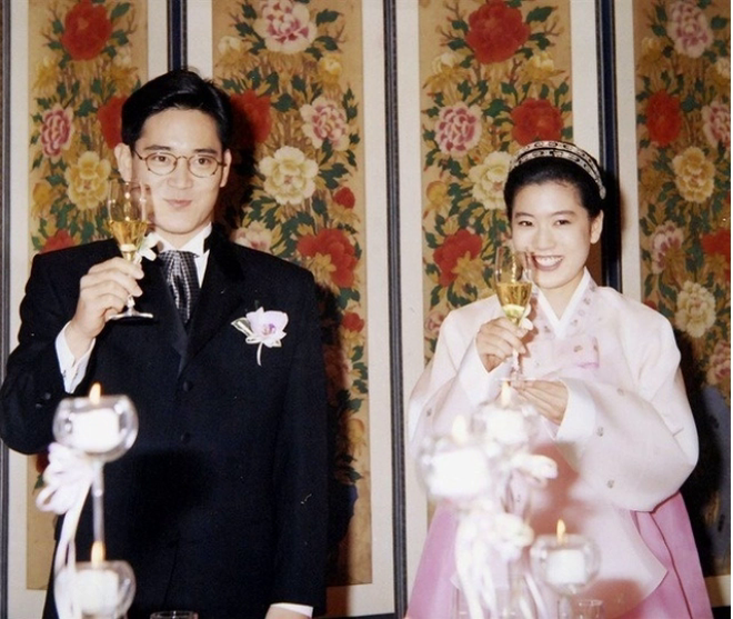 Cánh cổng hào môn không yên ả của các nàng dâu: Người phải dậy từ 4h sáng; người bị nhà chồng xem thường, chỉ nói tiếng Anh để cô lập - Ảnh 9. Cánh cổng hào môn không yên ả của các nàng dâu: Người phải dậy từ 4h sáng; người bị nhà chồng xem thường, chỉ nói tiếng Anh để cô lập - Ảnh 9.