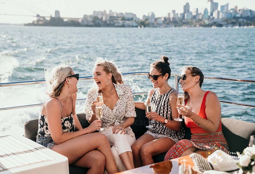  Những cách thể hiện tình yêu của nhóm 1% giàu nhất thế giới: Cầu hôn giữa không trung ở đỉnh núi Everest, cho nhẫn kim cương vào vỏ trai ở tận Madagascar  - Ảnh 1.