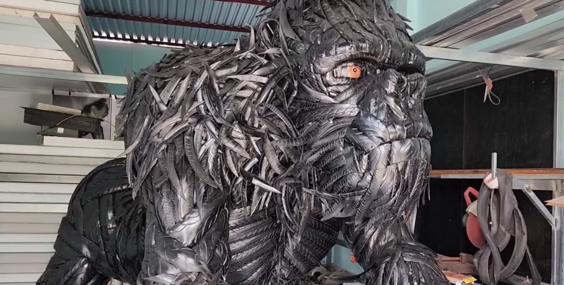 Gặp chủ nhân King Kong làm từ lốp xe đang gây bão MXH: Có lúc tự ngồi cắt lốp thấy rảnh thiệt - Ảnh 3.