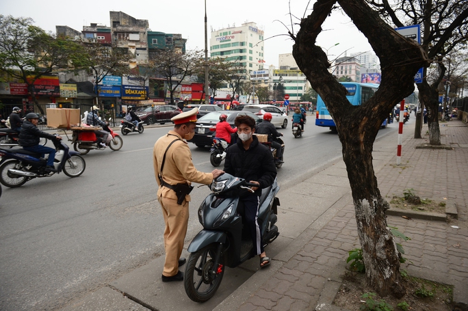 Người và xe thản nhiên đi ngược chiều, cắt mặt ôtô - Ảnh 13.