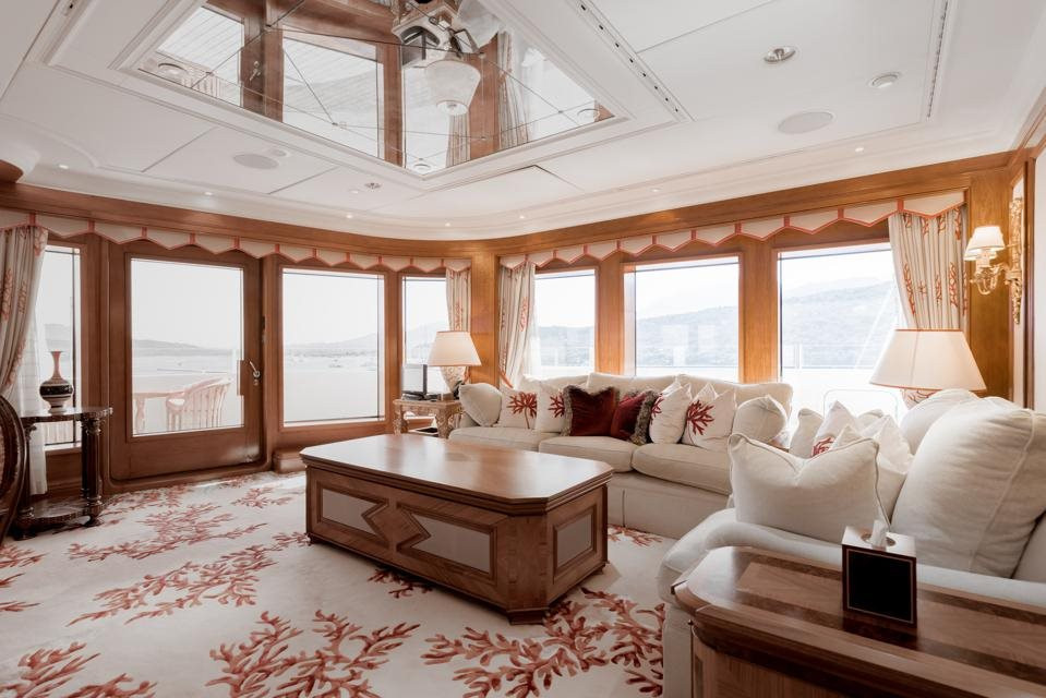 Bên trong du thuyền “toát ra mùi tiền” hơn 1.600 tỷ của Hoàng tử siêu giàu Ả Rập: Có chỗ cho máy bay đáp thoải mái, quầy bar chưa phải khủng nhất - Ảnh 4. Bên trong du thuyền “toát ra mùi tiền” hơn 1.600 tỷ của Hoàng tử siêu giàu Ả Rập: Có chỗ cho máy bay đáp thoải mái, quầy bar chưa phải khủng nhất - Ảnh 4.