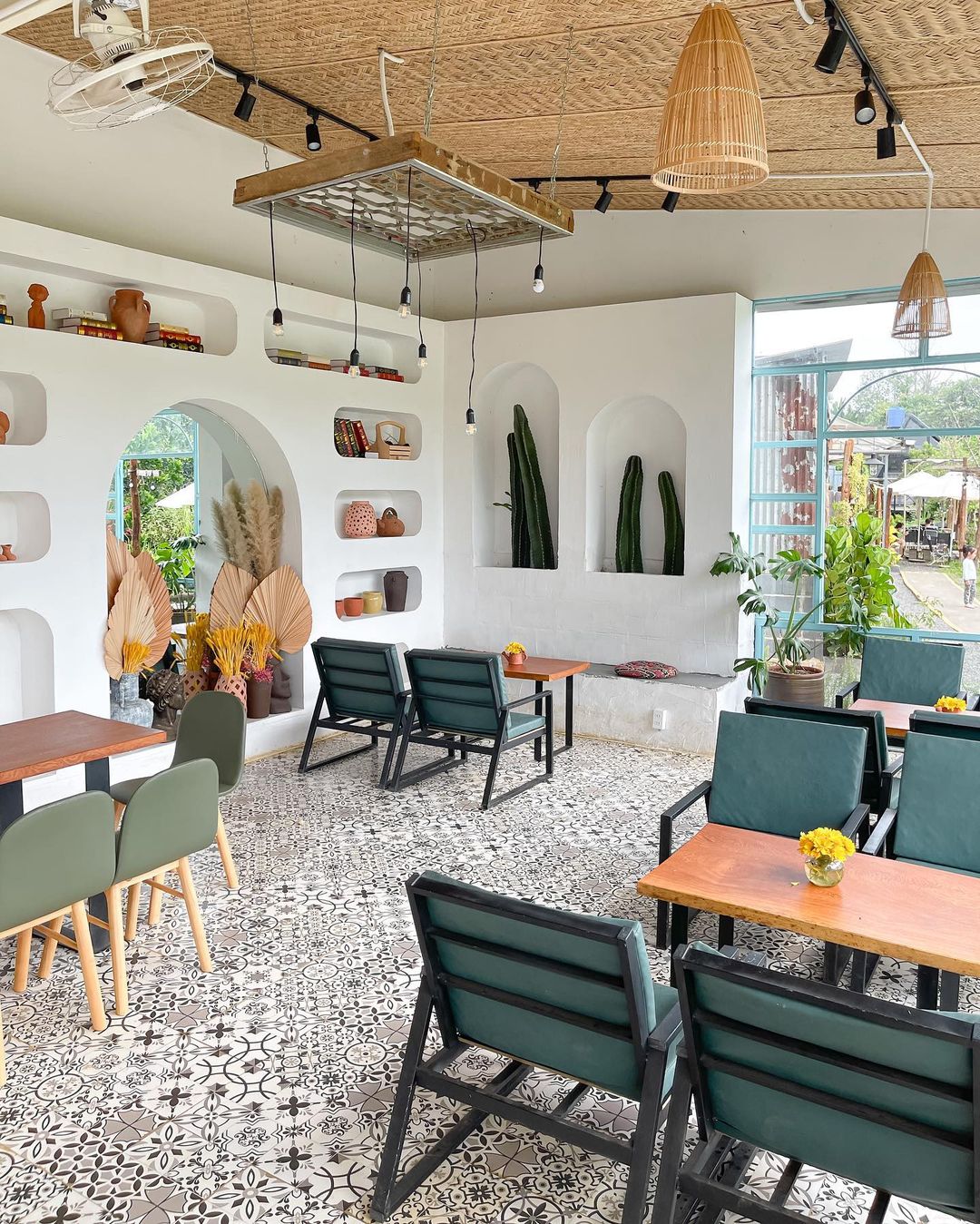 Các quán cà phê ở Bảo Lộc bắt đầu rộ lên: Cũng nằm giữa rừng núi, đầy góc sống ảo nhưng lại rất yên bình - Ảnh 10.