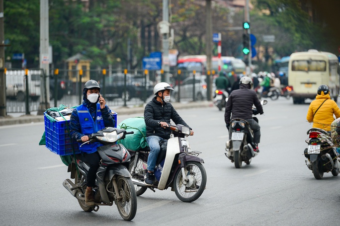 Người và xe thản nhiên đi ngược chiều, cắt mặt ôtô - Ảnh 12.