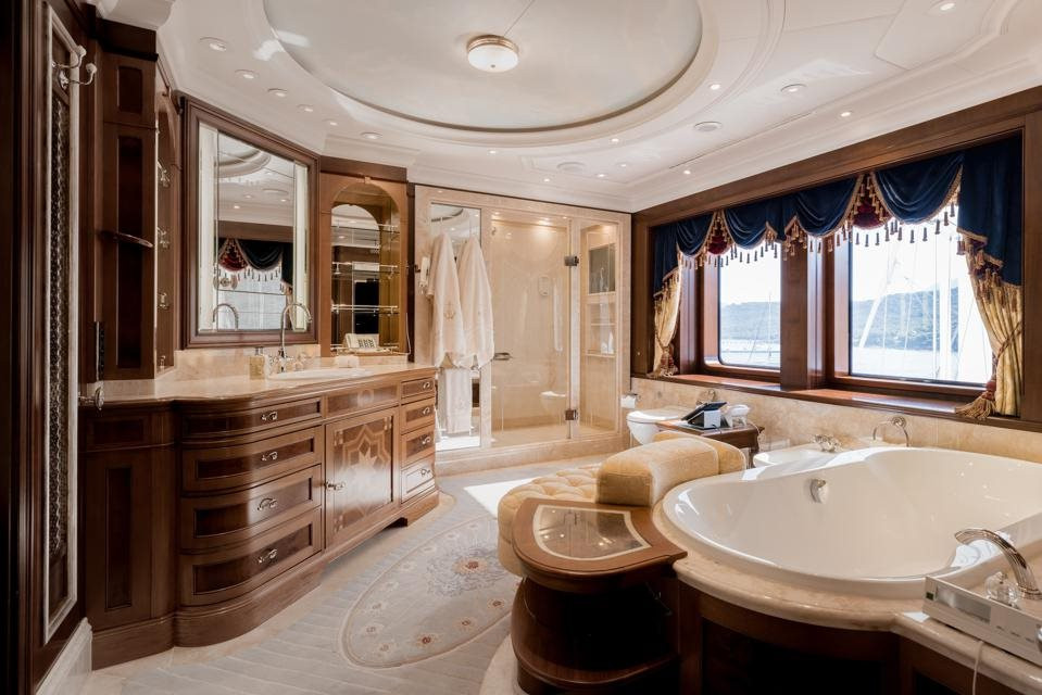 Bên trong du thuyền “toát ra mùi tiền” hơn 1.600 tỷ của Hoàng tử siêu giàu Ả Rập: Có chỗ cho máy bay đáp thoải mái, quầy bar chưa phải khủng nhất - Ảnh 3. Bên trong du thuyền “toát ra mùi tiền” hơn 1.600 tỷ của Hoàng tử siêu giàu Ả Rập: Có chỗ cho máy bay đáp thoải mái, quầy bar chưa phải khủng nhất - Ảnh 3.