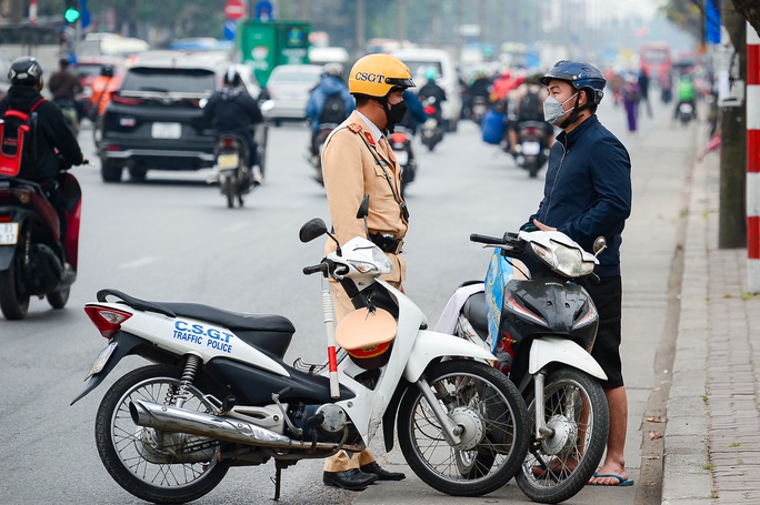 Người và xe thản nhiên đi ngược chiều, cắt mặt ôtô - Ảnh 11.