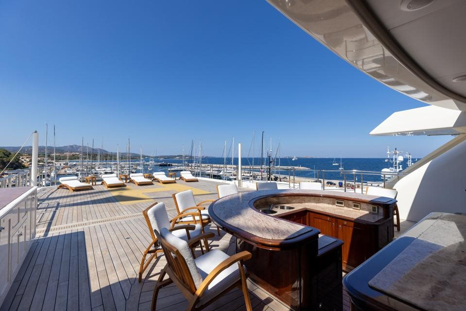 Bên trong du thuyền “toát ra mùi tiền” hơn 1.600 tỷ của Hoàng tử siêu giàu Ả Rập: Có chỗ cho máy bay đáp thoải mái, quầy bar chưa phải khủng nhất - Ảnh 2. Bên trong du thuyền “toát ra mùi tiền” hơn 1.600 tỷ của Hoàng tử siêu giàu Ả Rập: Có chỗ cho máy bay đáp thoải mái, quầy bar chưa phải khủng nhất - Ảnh 2.