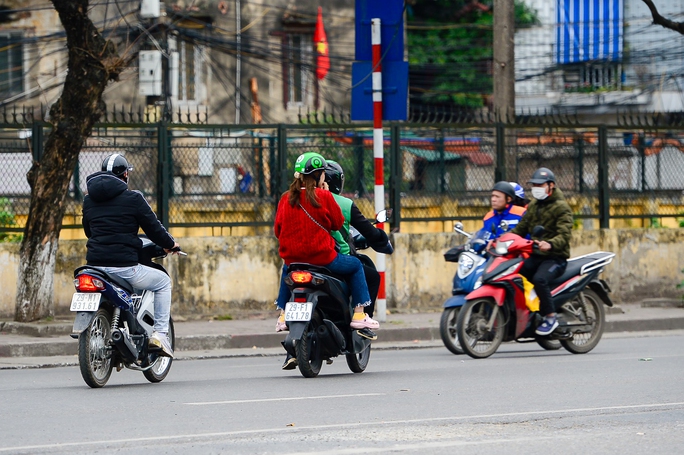 Người và xe thản nhiên đi ngược chiều, cắt mặt ôtô - Ảnh 10.