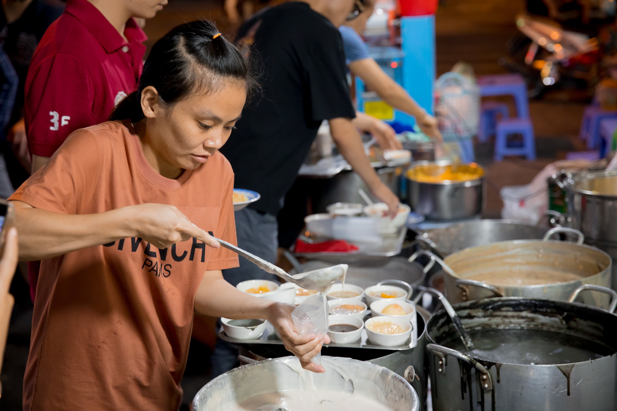 Tuyển tập hàng quán đông khách xếp hàng tại thiên đường ăn uống Sư Vạn Hạnh, có nơi chủ quán phải tạm ngừng tiếp vì quá tải - Ảnh 13.