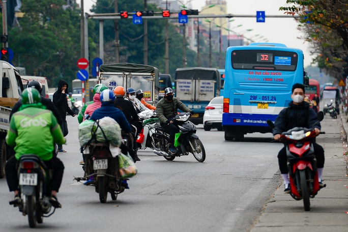 Người và xe thản nhiên đi ngược chiều, cắt mặt ôtô - Ảnh 9.