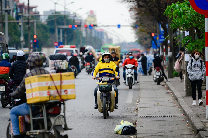 Người và xe thản nhiên đi ngược chiều, cắt mặt ôtô - Ảnh 5.