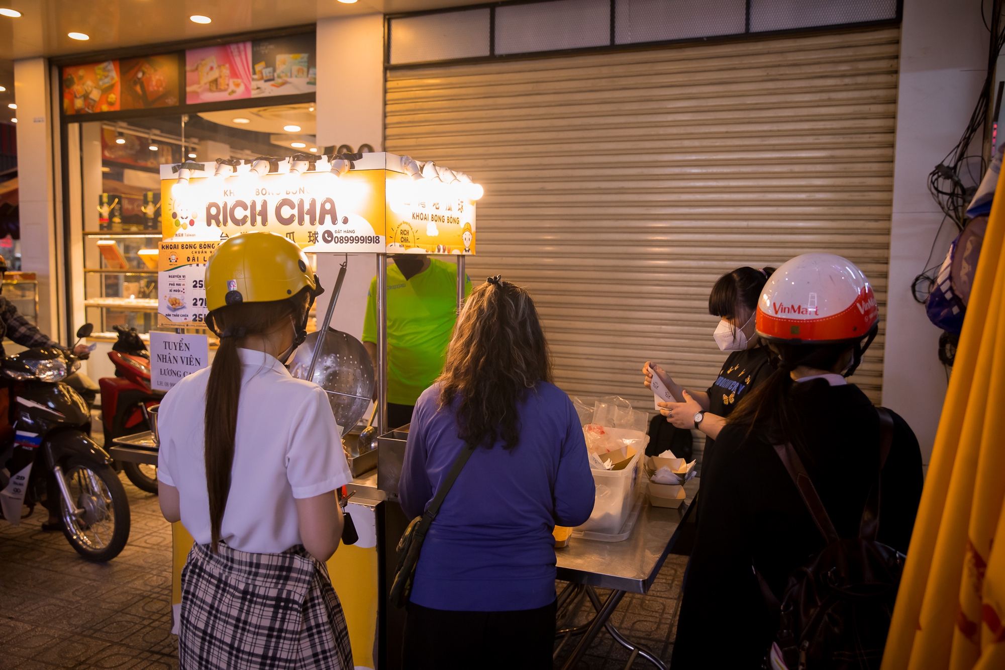 Tuyển tập hàng quán đông khách xếp hàng tại thiên đường ăn uống Sư Vạn Hạnh, có nơi chủ quán phải tạm ngừng tiếp vì quá tải - Ảnh 8.