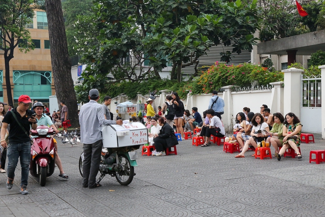  Nhìn lại hiện trạng vỉa hè ở TP.HCM: Người đi bộ vẫn bị đẩy xuống lòng đường  - Ảnh 6.