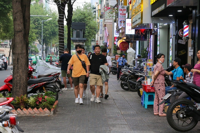  Nhìn lại hiện trạng vỉa hè ở TP.HCM: Người đi bộ vẫn bị đẩy xuống lòng đường  - Ảnh 1.