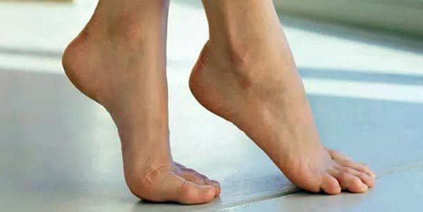 Người phụ nữ kiên trì kiễng chân 10 phút mỗi ngày: Sau nửa năm chứng mất ngủ được loại bỏ, 3 bệnh khác cũng được cải thiện - Ảnh 1.