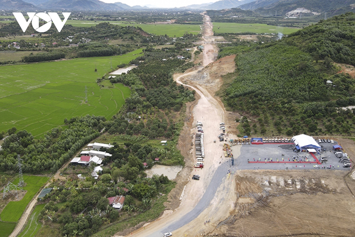 Khánh Hòa bàn giao mặt bằng cao tốc Vân Phong - Nha Trang - Ảnh 2. Khánh Hòa bàn giao mặt bằng cao tốc Vân Phong - Nha Trang - Ảnh 2.