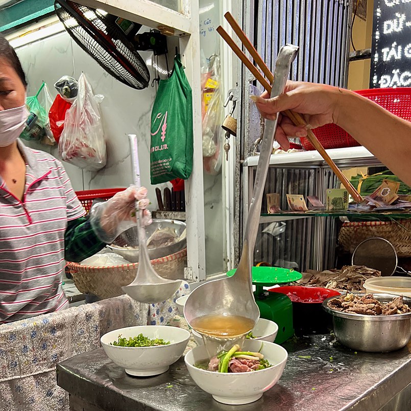 Những quán phở độc lạ từ tên gọi, topping đến cách ăn ở Hà thành - Ảnh 5. Những quán phở độc lạ từ tên gọi, topping đến cách ăn ở Hà thành - Ảnh 5.