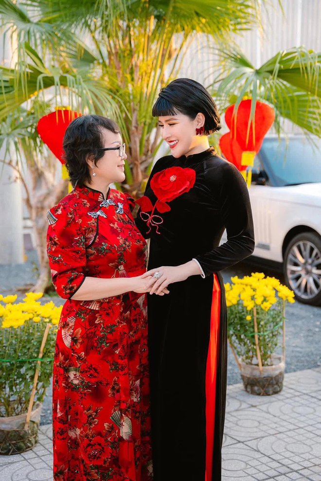 Cô gái làm dâu nhà giàu, được mẹ chồng tự tay thẩm mỹ cho trở nên xinh đẹp, tặng toàn quà khủng - Ảnh 2. Cô gái làm dâu nhà giàu, được mẹ chồng tự tay thẩm mỹ cho trở nên xinh đẹp, tặng toàn quà khủng - Ảnh 2.