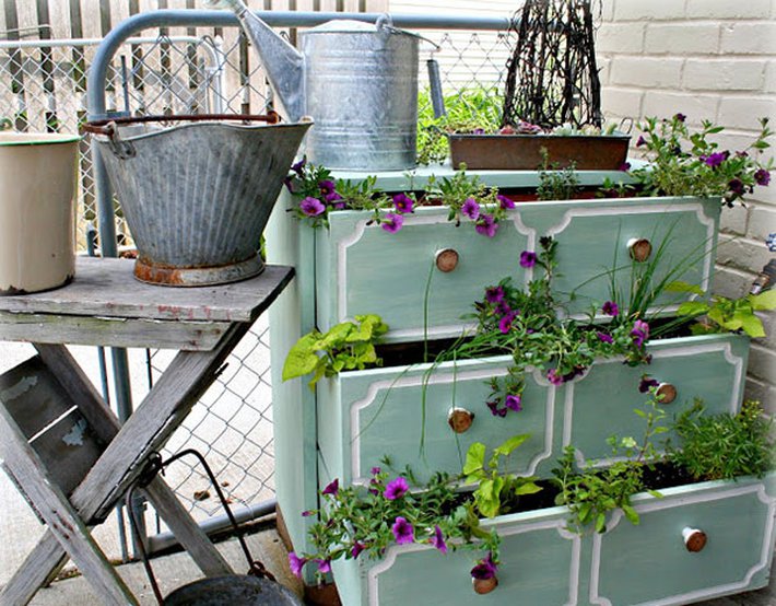 Cách tận dụng tủ và ghế cũ để trang trí khu vườn mùa hè thêm xanh mát - Ảnh 5.