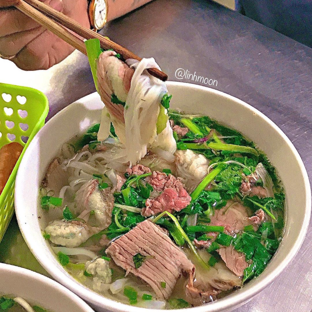 Những quán phở độc lạ từ tên gọi, topping đến cách ăn ở Hà thành - Ảnh 2. Những quán phở độc lạ từ tên gọi, topping đến cách ăn ở Hà thành - Ảnh 2.