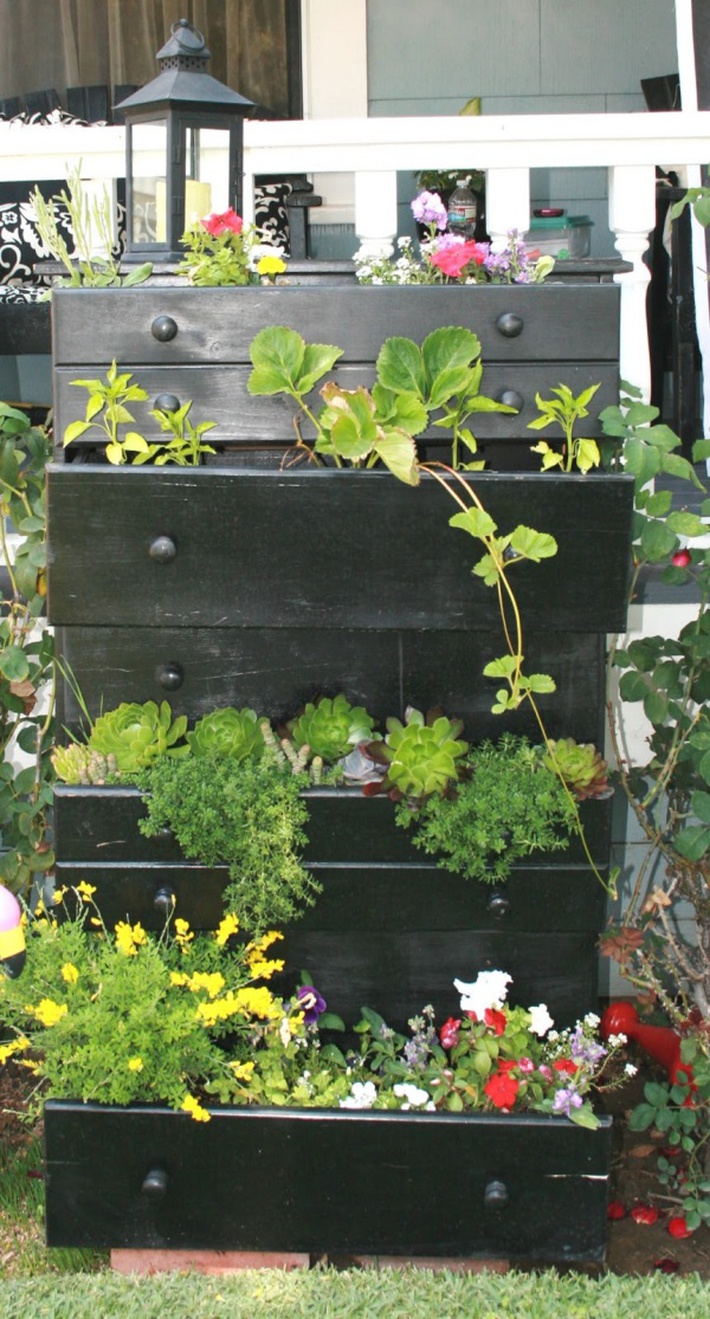 Cách tận dụng tủ và ghế cũ để trang trí khu vườn mùa hè thêm xanh mát - Ảnh 3.