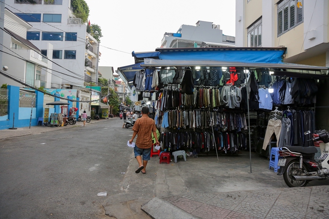  Nhìn lại hiện trạng vỉa hè ở TP.HCM: Người đi bộ vẫn bị đẩy xuống lòng đường  - Ảnh 7.