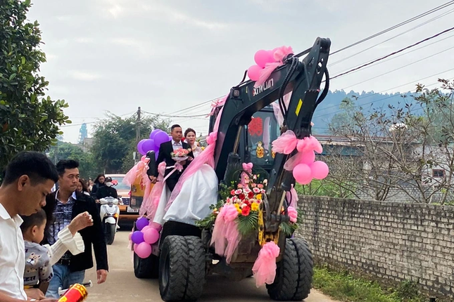 Màn rước dâu bằng máy xúc độc lạ gây bão mạng của chú rể Nghệ An - Ảnh 1. Màn rước dâu bằng máy xúc độc lạ gây bão mạng của chú rể Nghệ An - Ảnh 1.