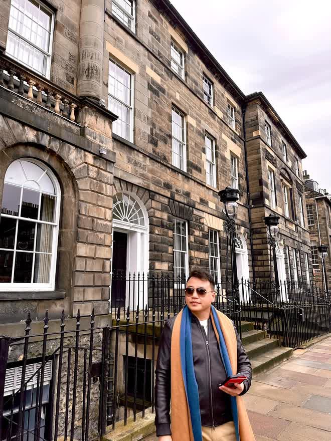 Style của Phương Oanh - Shark Bình tại trời Tây khiến netizen thở dài vì sến cả đôi, nhìn như đang nắm tay nhau bước lùi về quá khứ - Ảnh 9.