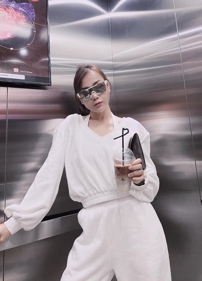 Style của Phương Oanh - Shark Bình tại trời Tây khiến netizen thở dài vì sến cả đôi, nhìn như đang nắm tay nhau bước lùi về quá khứ - Ảnh 8.