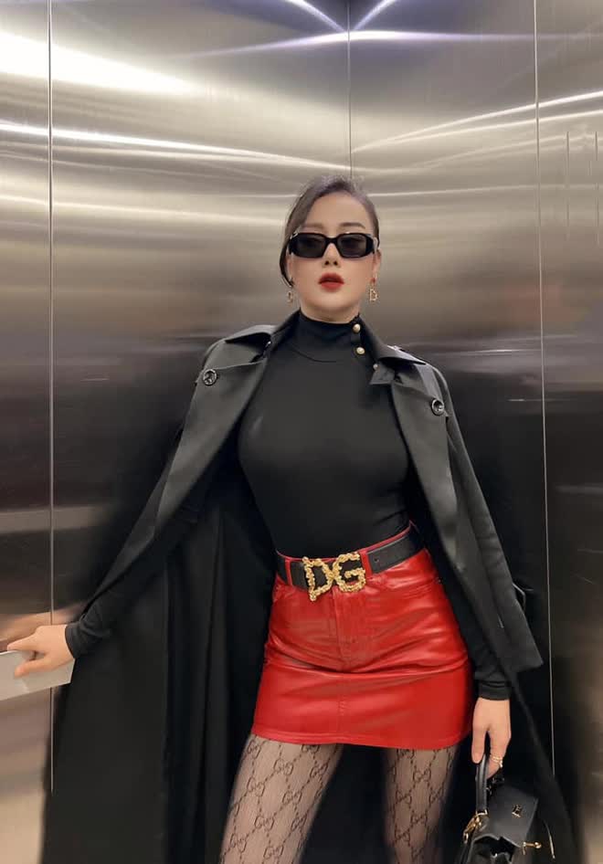 Style của Phương Oanh - Shark Bình tại trời Tây khiến netizen thở dài vì sến cả đôi, nhìn như đang nắm tay nhau bước lùi về quá khứ - Ảnh 5.