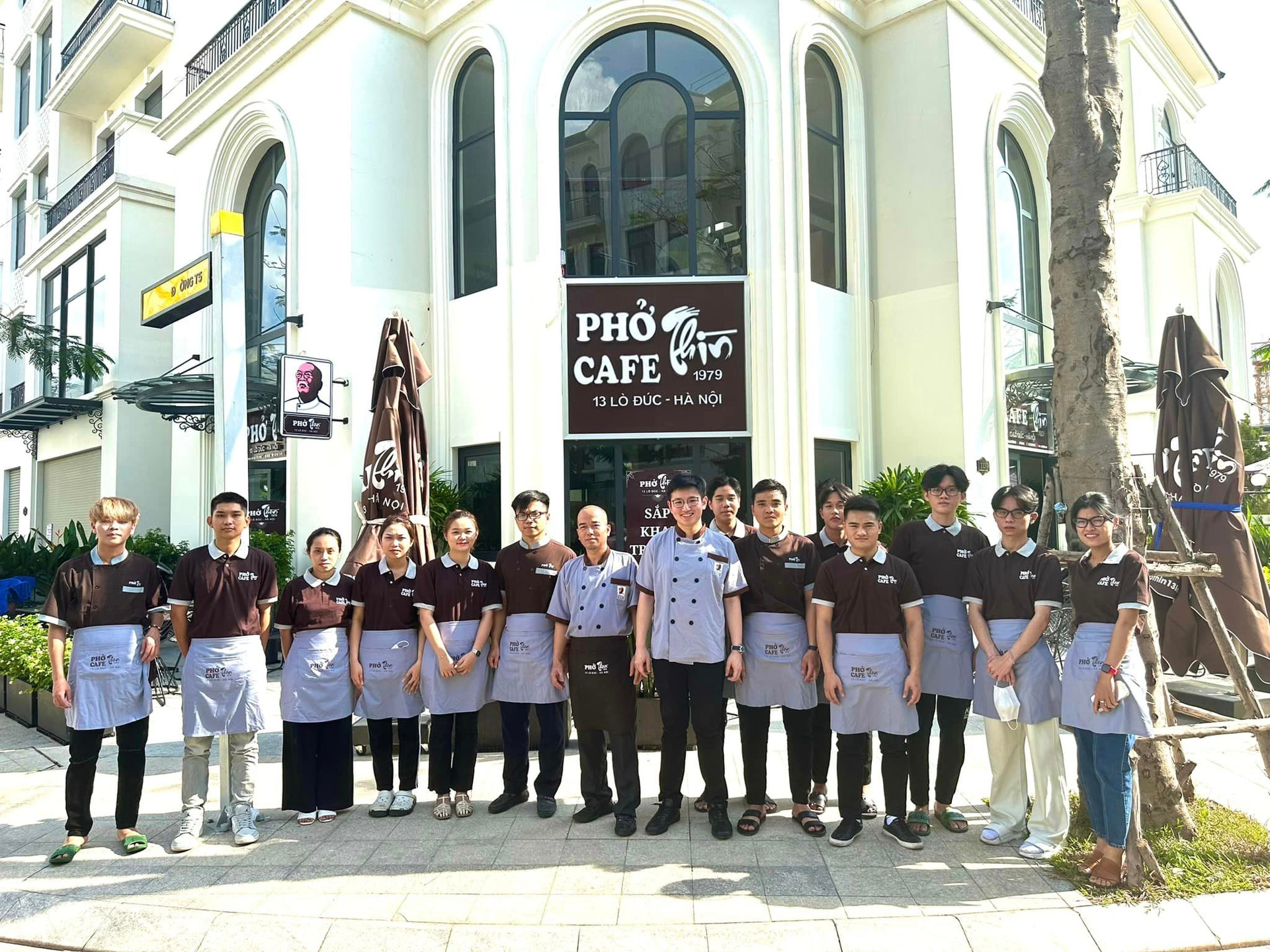 Không phải con ruột, truyền nhân của Phở Thìn là doanh nhân sinh năm 2001: Tôi theo ông Thìn nấu phở từ năm 12 tuổi! - Ảnh 3. Không phải con ruột, truyền nhân của Phở Thìn là doanh nhân sinh năm 2001: Tôi theo ông Thìn nấu phở từ năm 12 tuổi! - Ảnh 3.