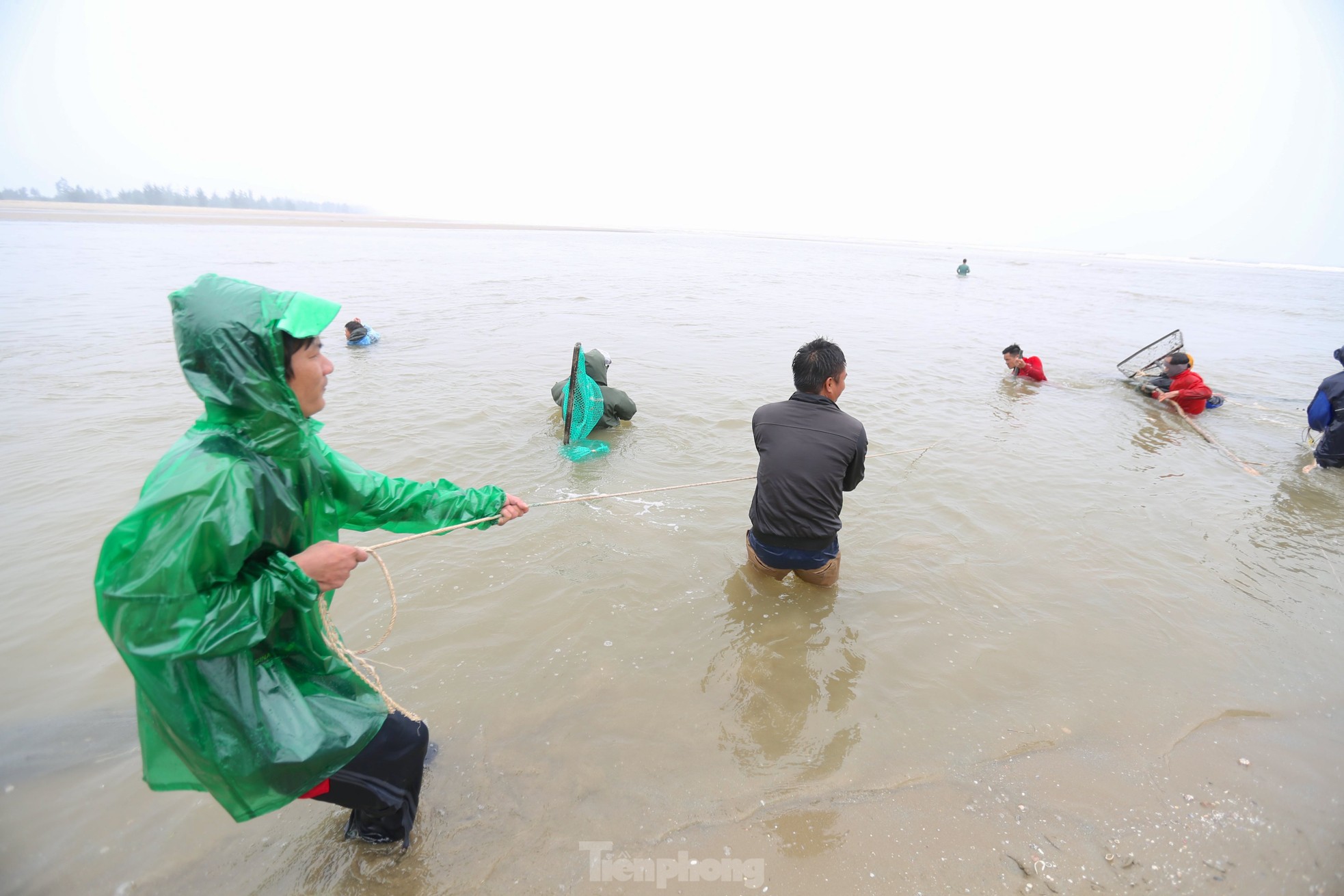 Hàng trăm người ngâm mình trong giá lạnh để săn lộc trời - Ảnh 5.