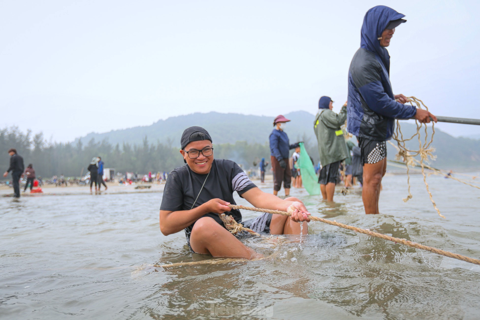 Hàng trăm người ngâm mình trong giá lạnh để săn lộc trời - Ảnh 4.