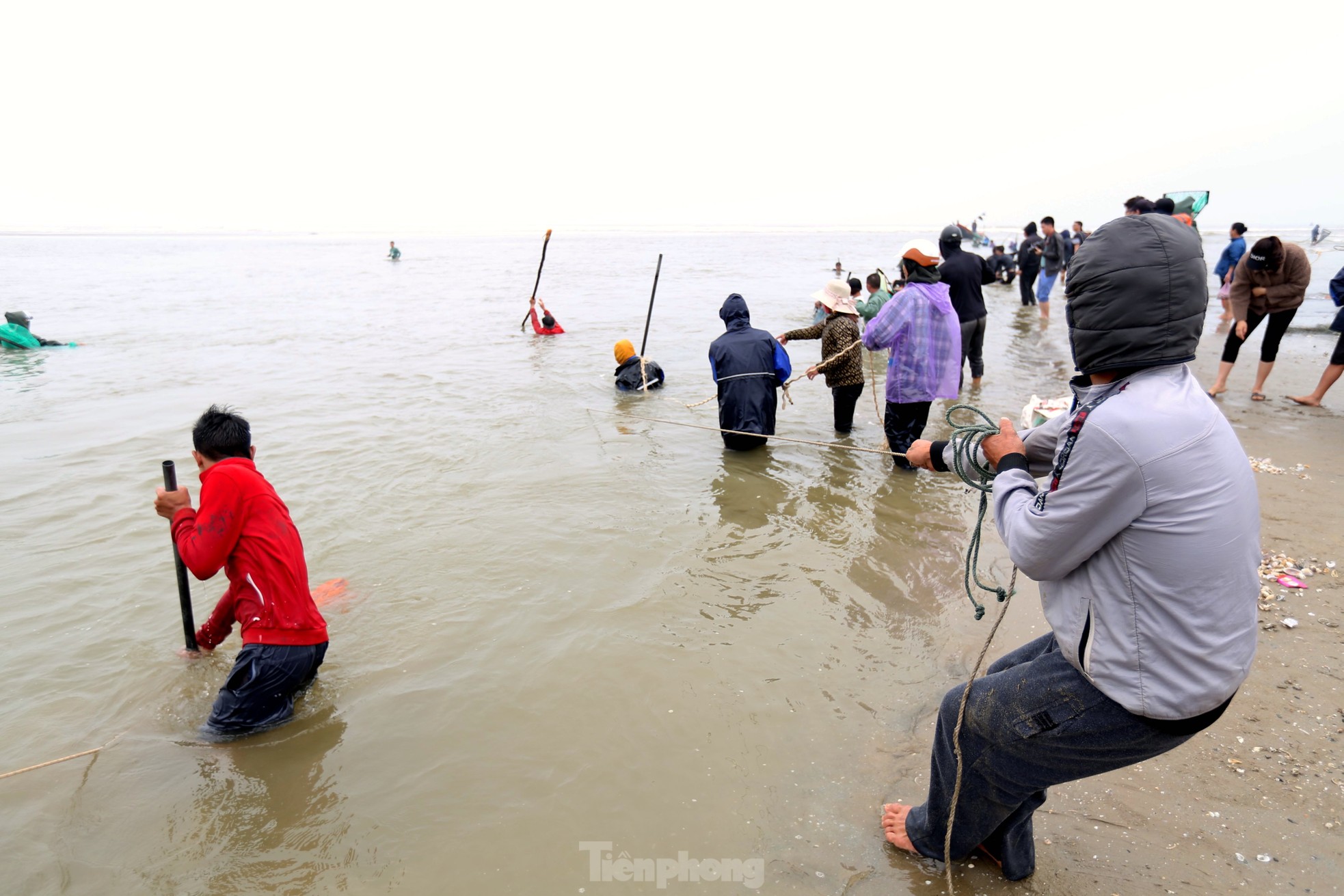Hàng trăm người ngâm mình trong giá lạnh để săn lộc trời - Ảnh 3.