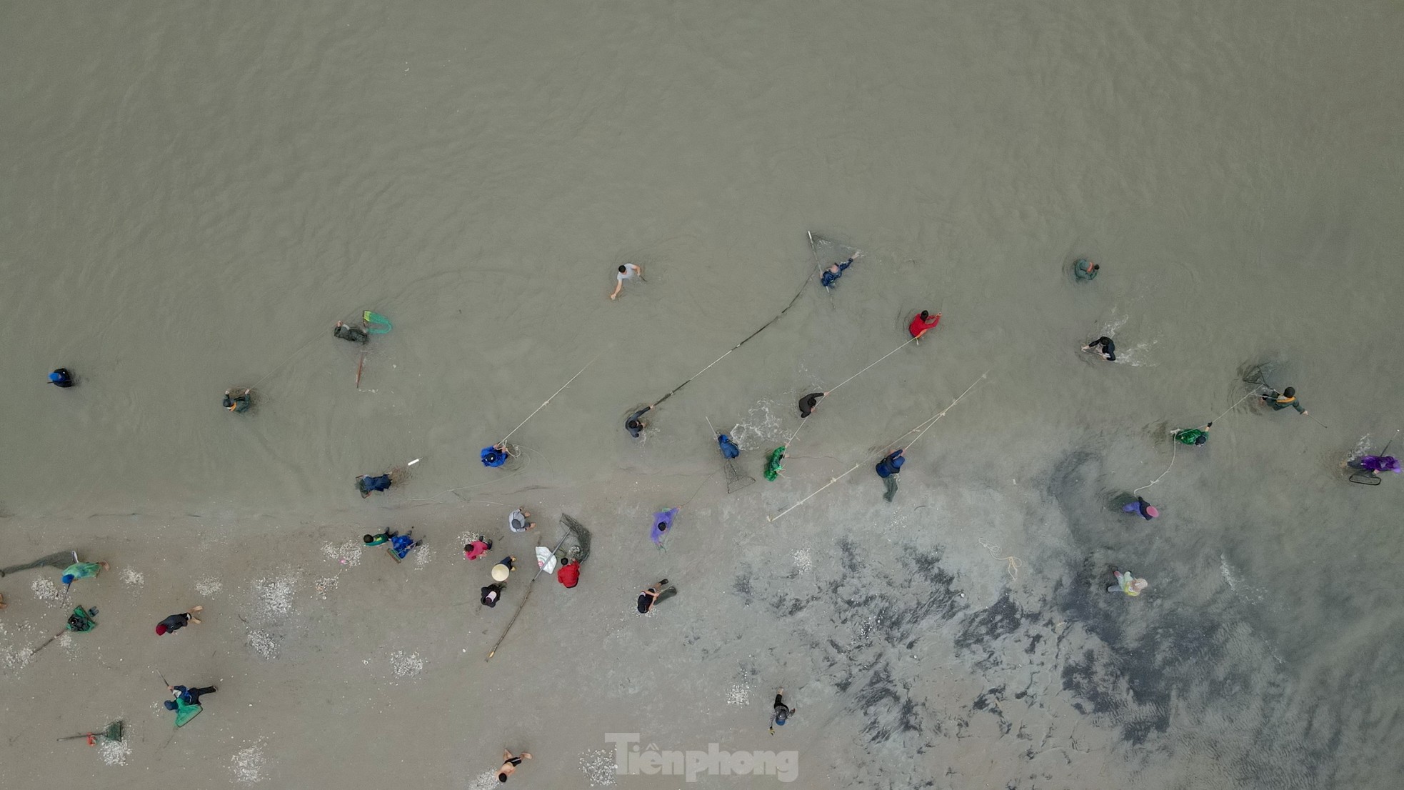 Hàng trăm người ngâm mình trong giá lạnh để săn lộc trời - Ảnh 2.