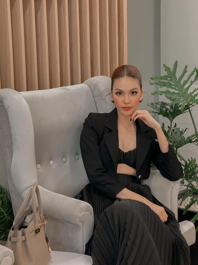 Dinh thự dát vàng chưa là tất cả, vợ chồng Lan Khuê giàu cỡ nào? - Ảnh 1.