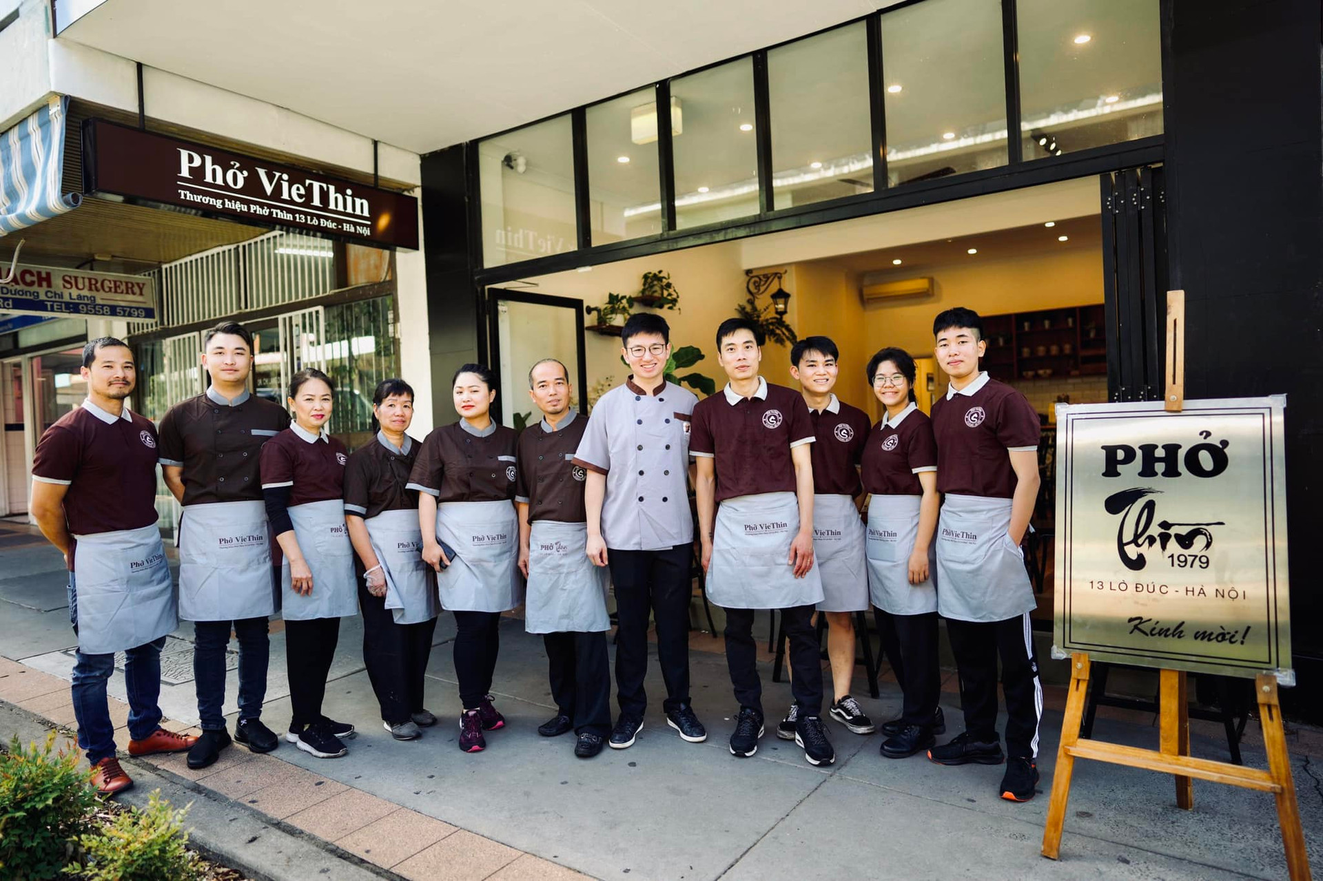 Không phải con ruột, truyền nhân của Phở Thìn là doanh nhân sinh năm 2001: Tôi theo ông Thìn nấu phở từ năm 12 tuổi! - Ảnh 2. Không phải con ruột, truyền nhân của Phở Thìn là doanh nhân sinh năm 2001: Tôi theo ông Thìn nấu phở từ năm 12 tuổi! - Ảnh 2.