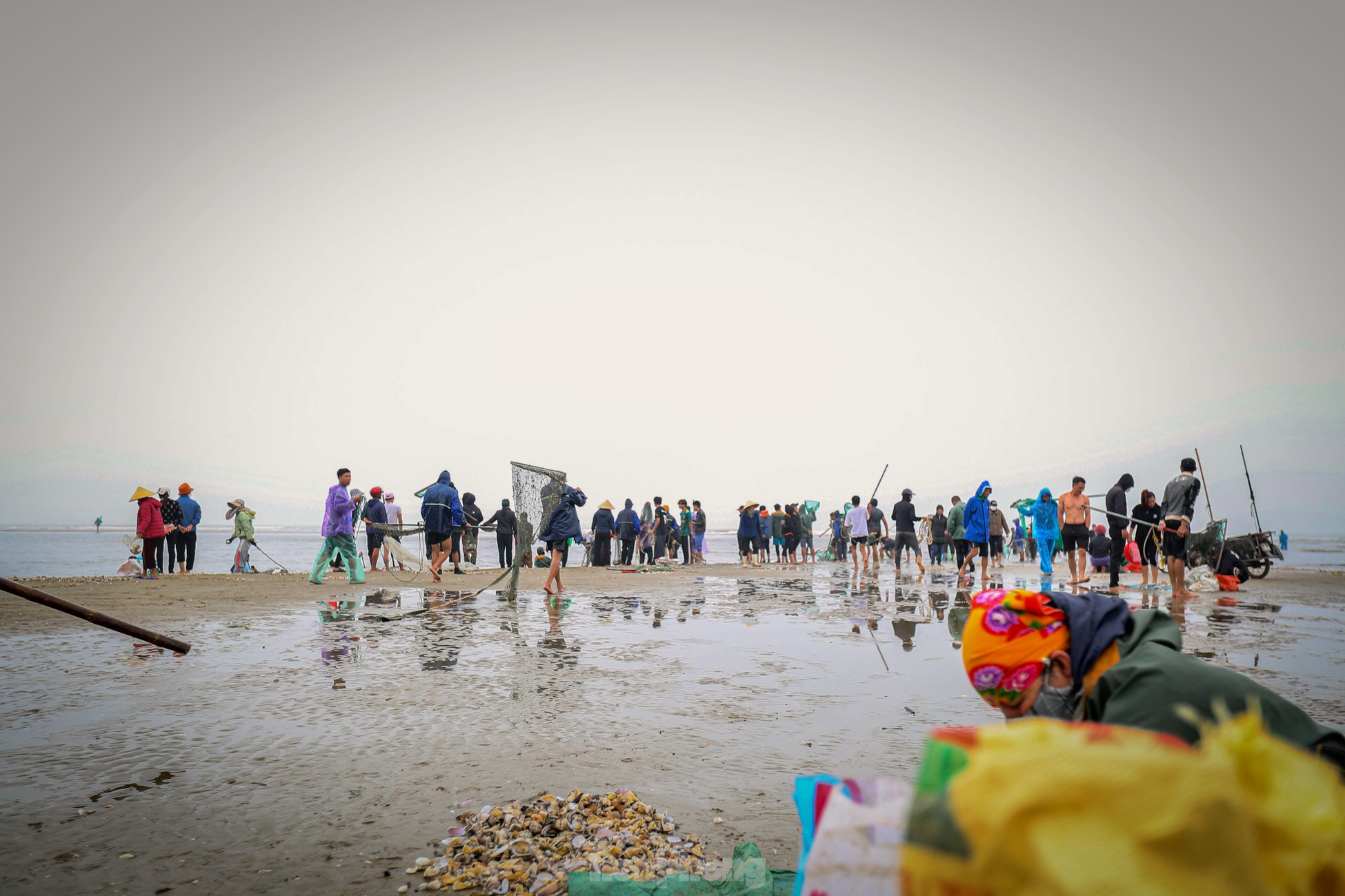 Hàng trăm người ngâm mình trong giá lạnh để săn lộc trời - Ảnh 12.