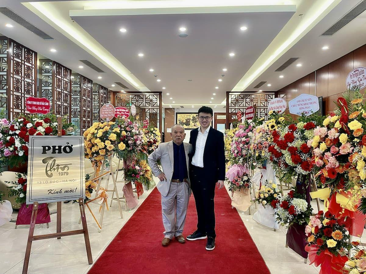 Không phải con ruột, truyền nhân của Phở Thìn là doanh nhân sinh năm 2001: Tôi theo ông Thìn nấu phở từ năm 12 tuổi! - Ảnh 1. Không phải con ruột, truyền nhân của Phở Thìn là doanh nhân sinh năm 2001: Tôi theo ông Thìn nấu phở từ năm 12 tuổi! - Ảnh 1.