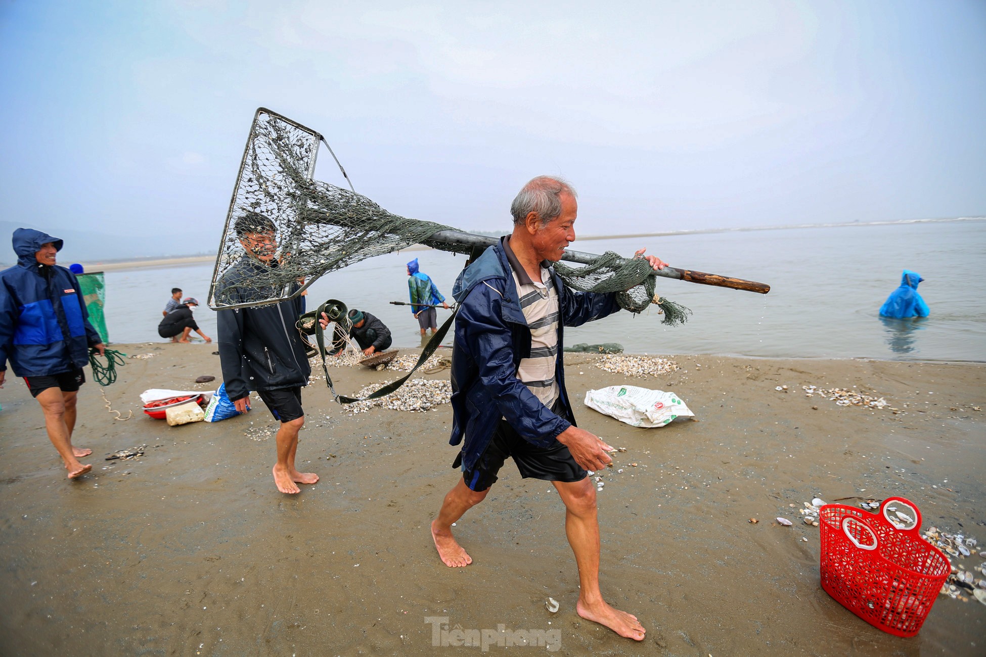 Hàng trăm người ngâm mình trong giá lạnh để săn lộc trời - Ảnh 11.