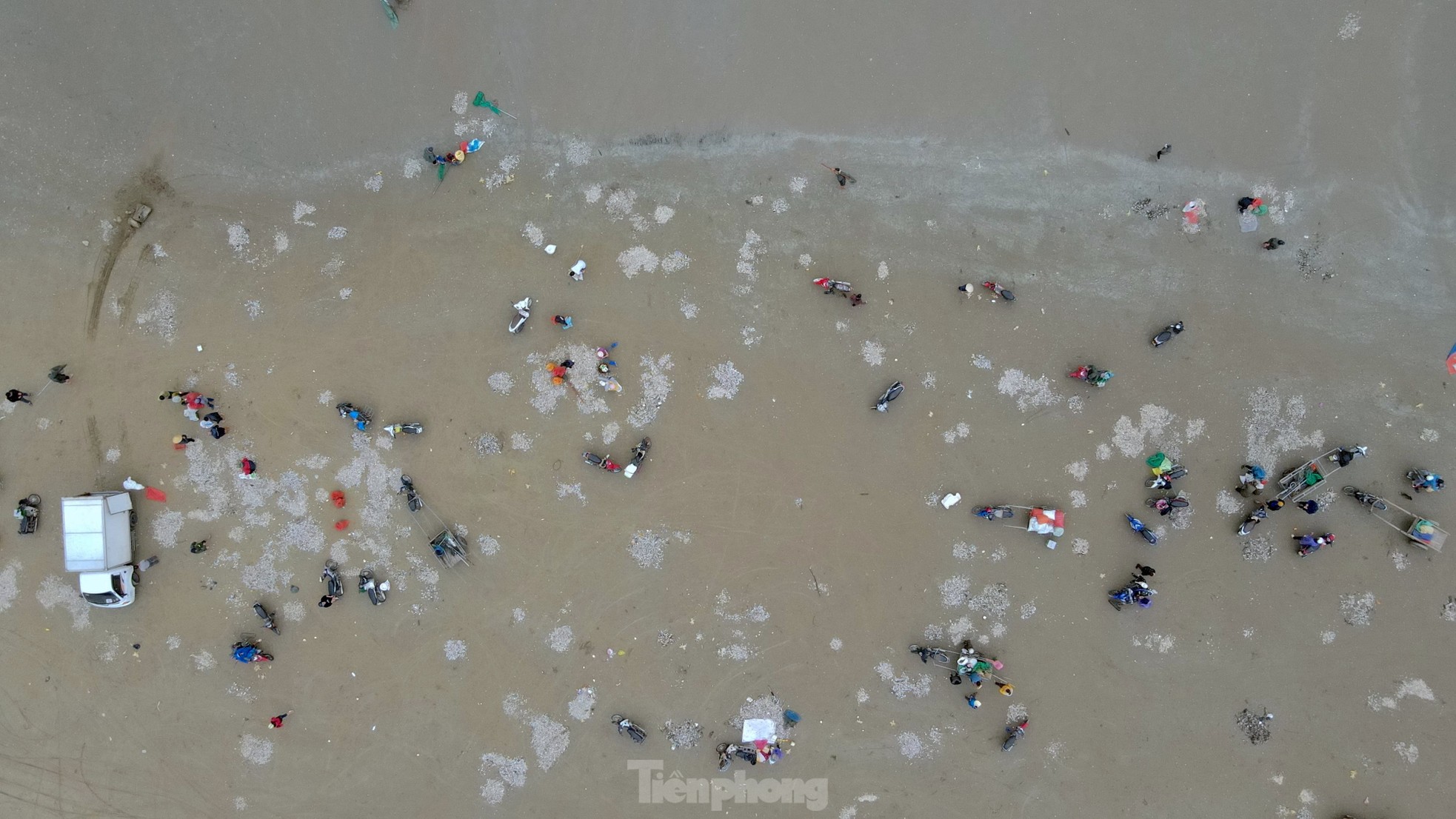 Hàng trăm người ngâm mình trong giá lạnh để săn lộc trời - Ảnh 10.