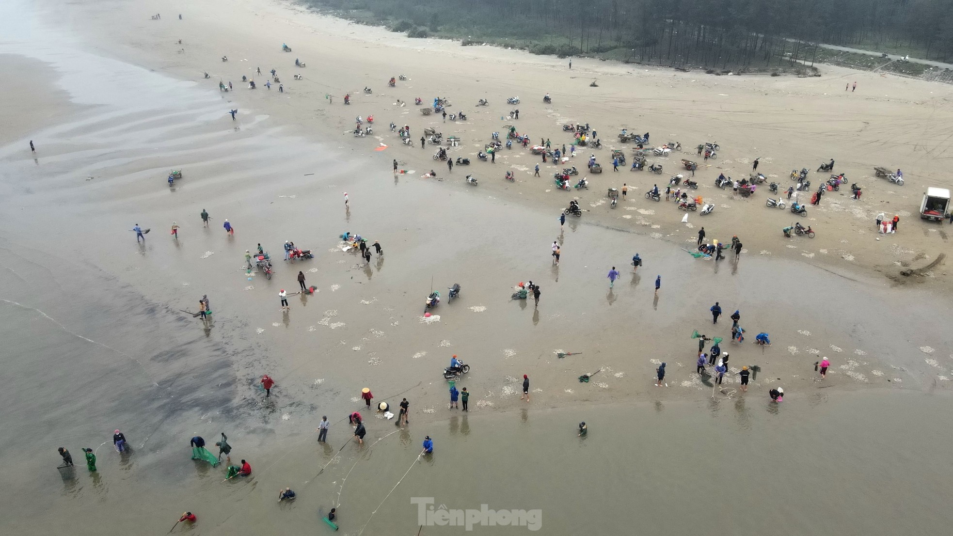 Hàng trăm người ngâm mình trong giá lạnh để săn lộc trời - Ảnh 8.