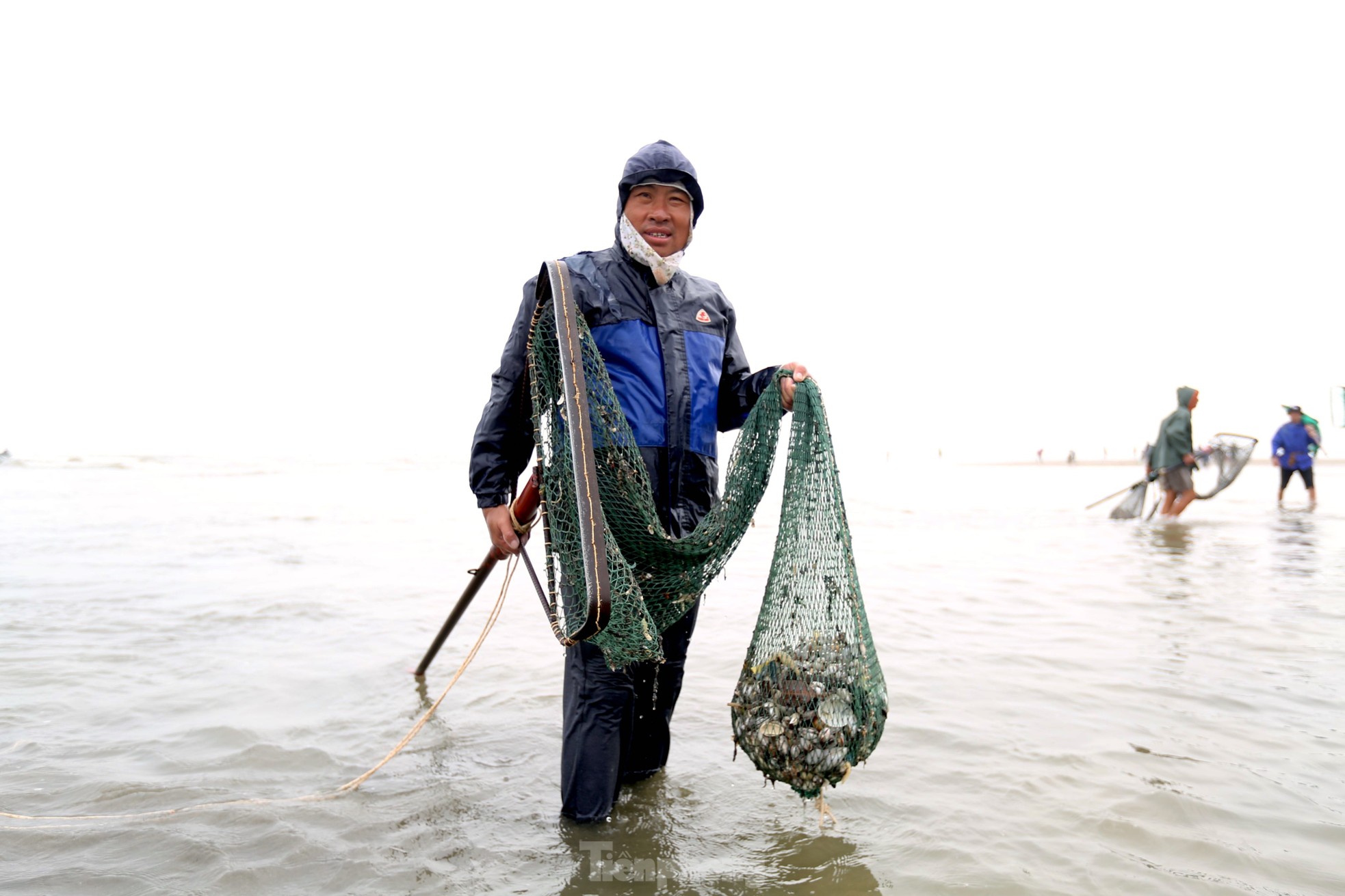Hàng trăm người ngâm mình trong giá lạnh để săn lộc trời - Ảnh 7.