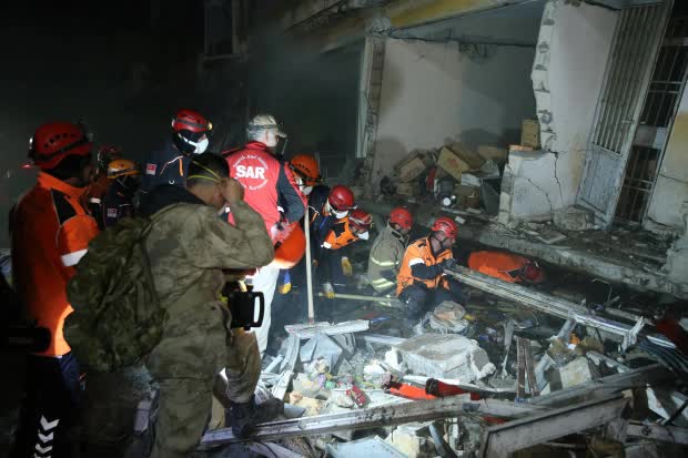 Hiện trường đau lòng khi Thổ Nhĩ Kỳ tiếp tục hứng chịu động đất kép sau 2 tuần kể từ thảm họa khiến 47.000 thiệt mạng - Ảnh 11.