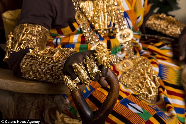 Bộ tộc giàu nhất châu Phi, sống xa hoa không kém gì đại gia Dubai: Làm ăn nhìn trang sức để đánh giá, đến đôi dép lê cũng được đính vàng - Ảnh 1.