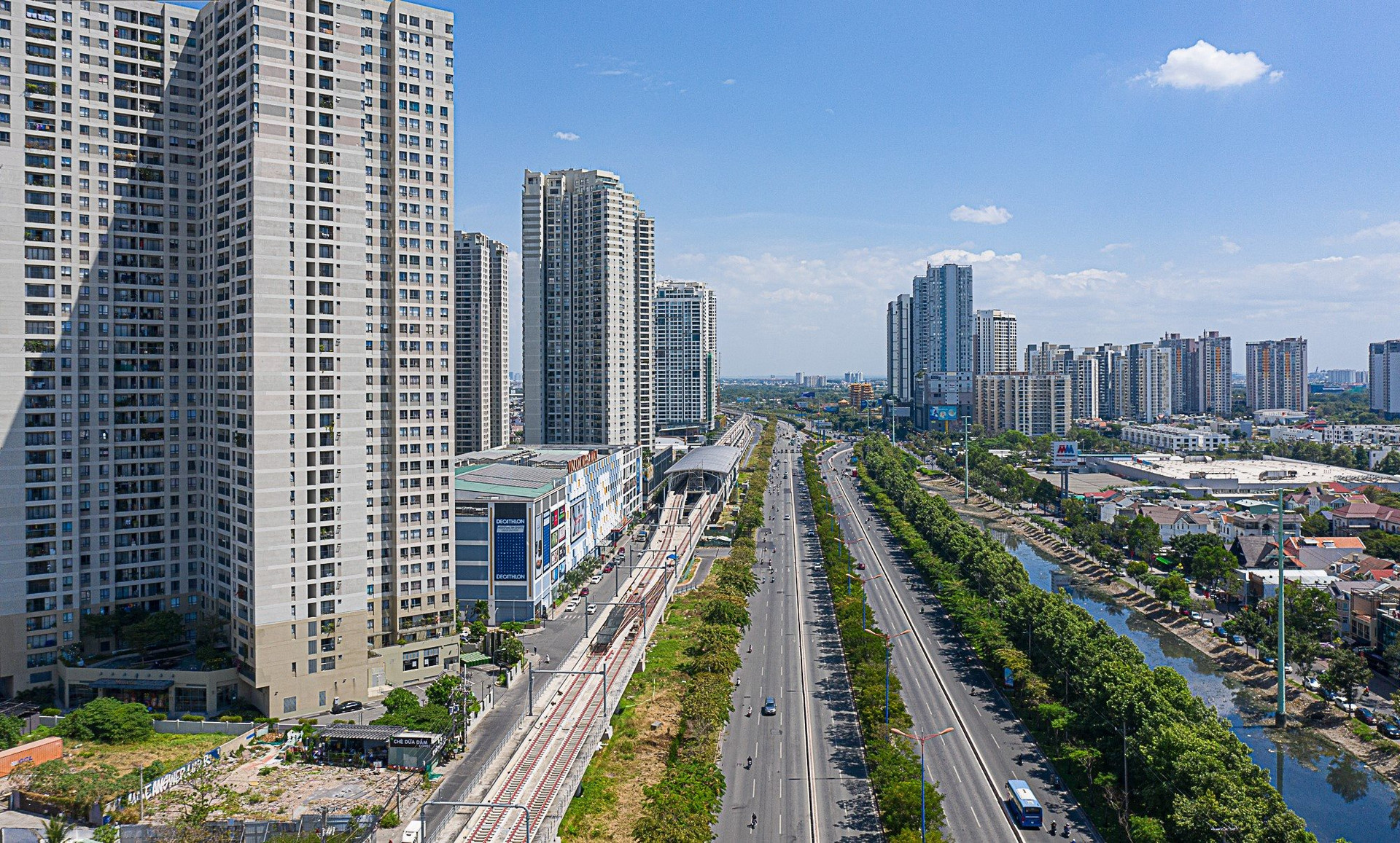 [Photo Essay] TPHCM: Metro số 1 sắp đi vào hoạt động, giá chung cư dọc tuyến metro chạm mốc 450 triệu đồng/m2 - Ảnh 7.