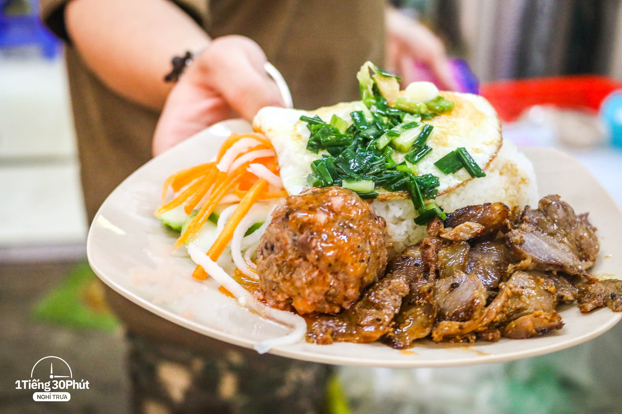  Hai con ngõ giờ trưa tấp nập ở gần Đài Truyền hình Việt Nam, đi ăn trưa khả năng gặp người nổi tiếng rất cao  - Ảnh 6.