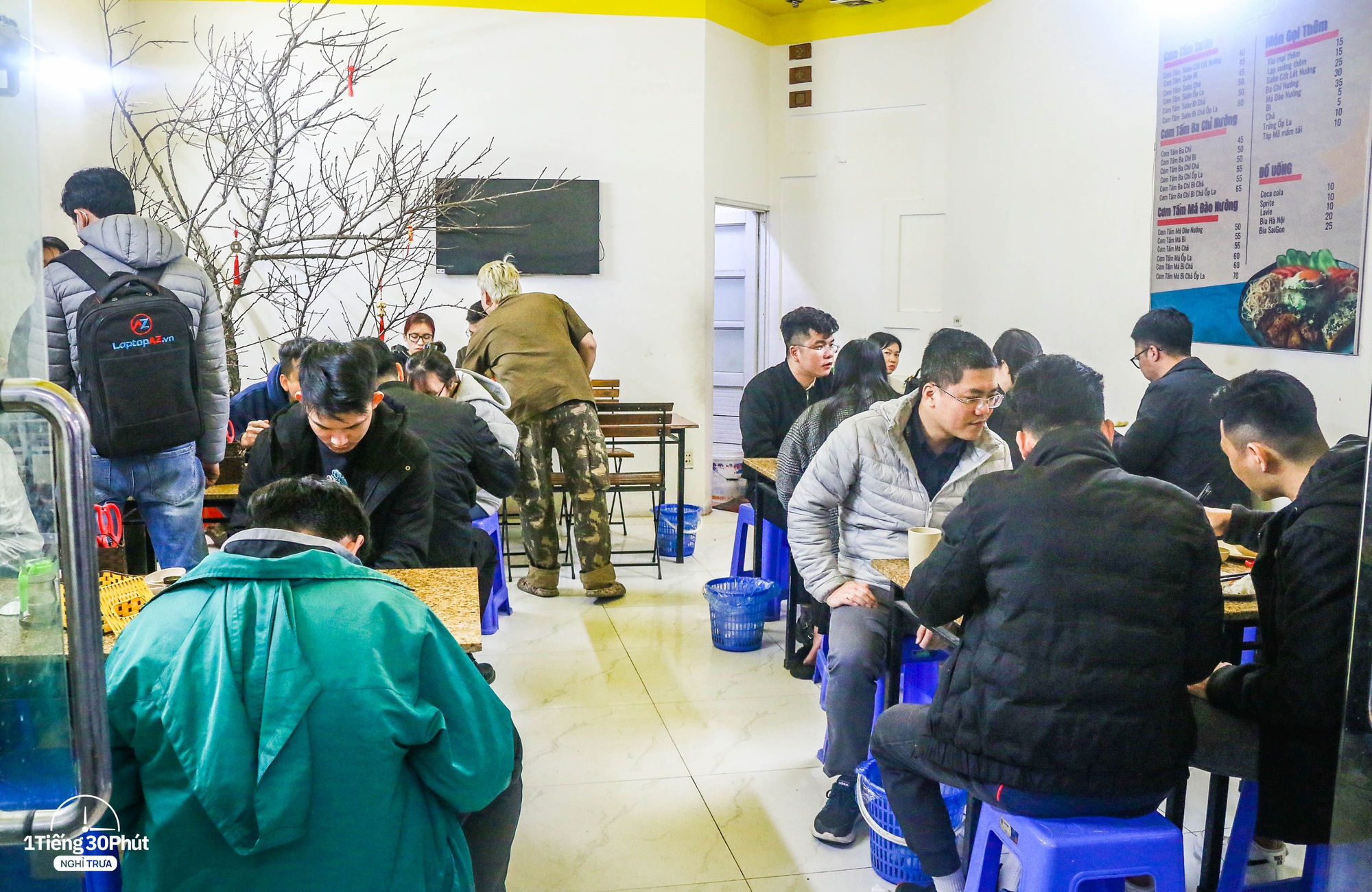  Hai con ngõ giờ trưa tấp nập ở gần Đài Truyền hình Việt Nam, đi ăn trưa khả năng gặp người nổi tiếng rất cao  - Ảnh 5.